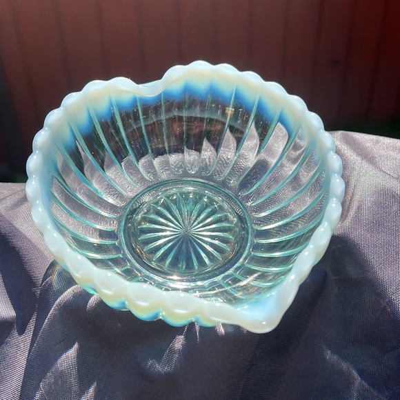 FENTON BLUE OPALESCENT Heart Shape bowl - Picture 4 of 5
